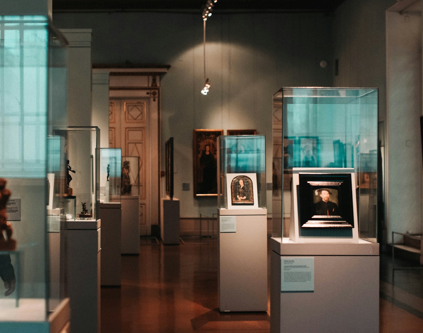 Regional history exhibits for an educational group visit