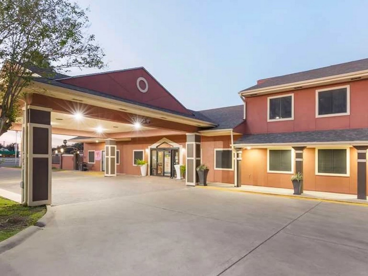 Exterior of Best Western Plus Edinburg Inn & Suites