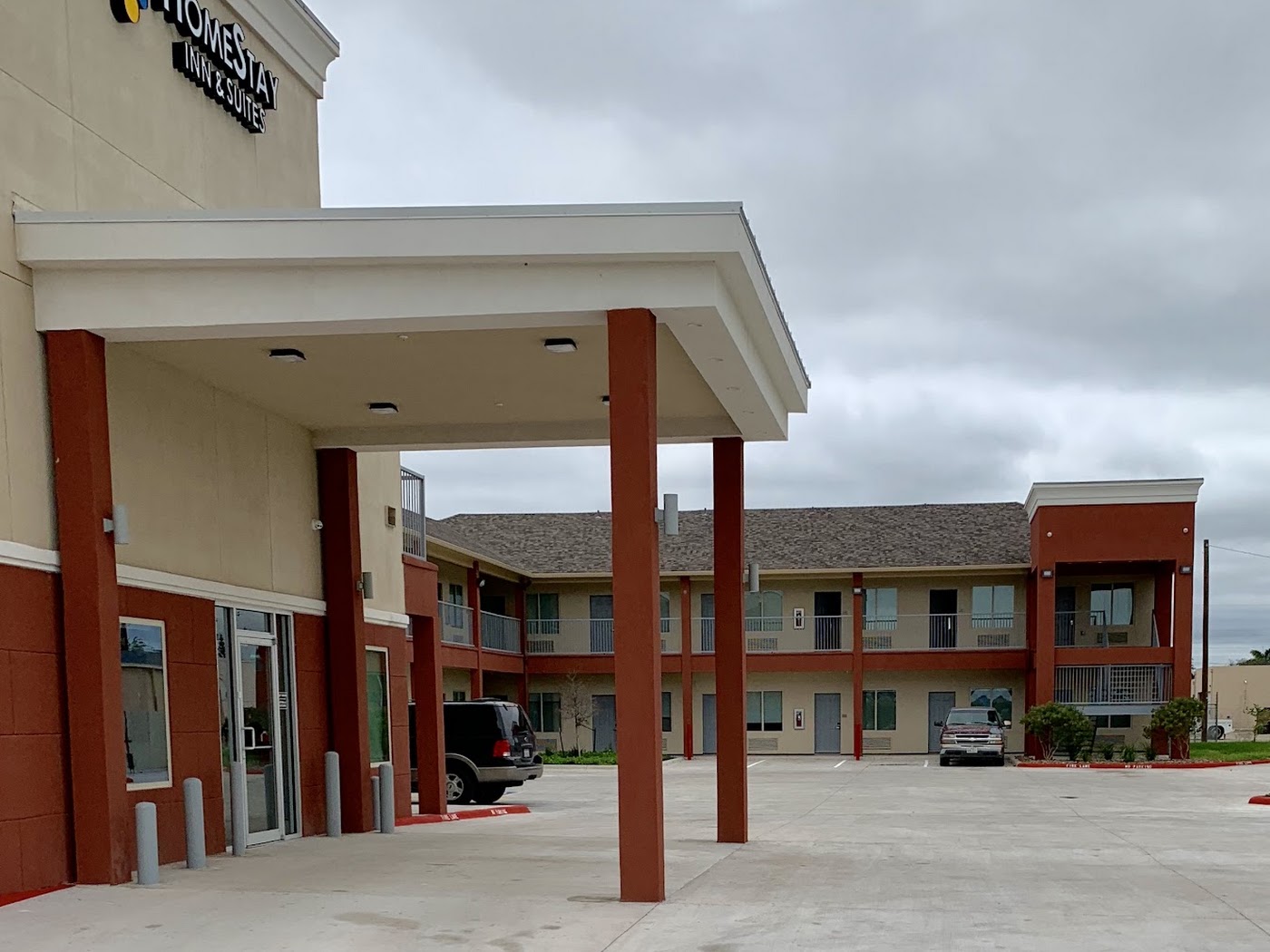 Courtyard and guest-room wing at HomeStay Inn & Suites Edinburg